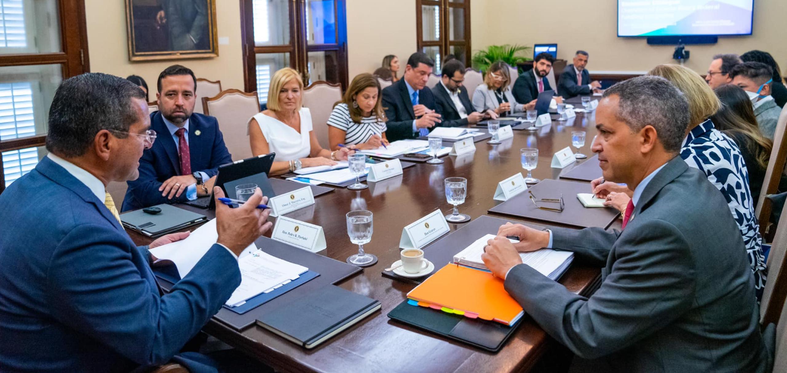 El gobernador Pedro Pierluisi se reúne con el subsecretario del Departamento de Comercio de Estados Unidos, Don Graves, en La Fortaleza.