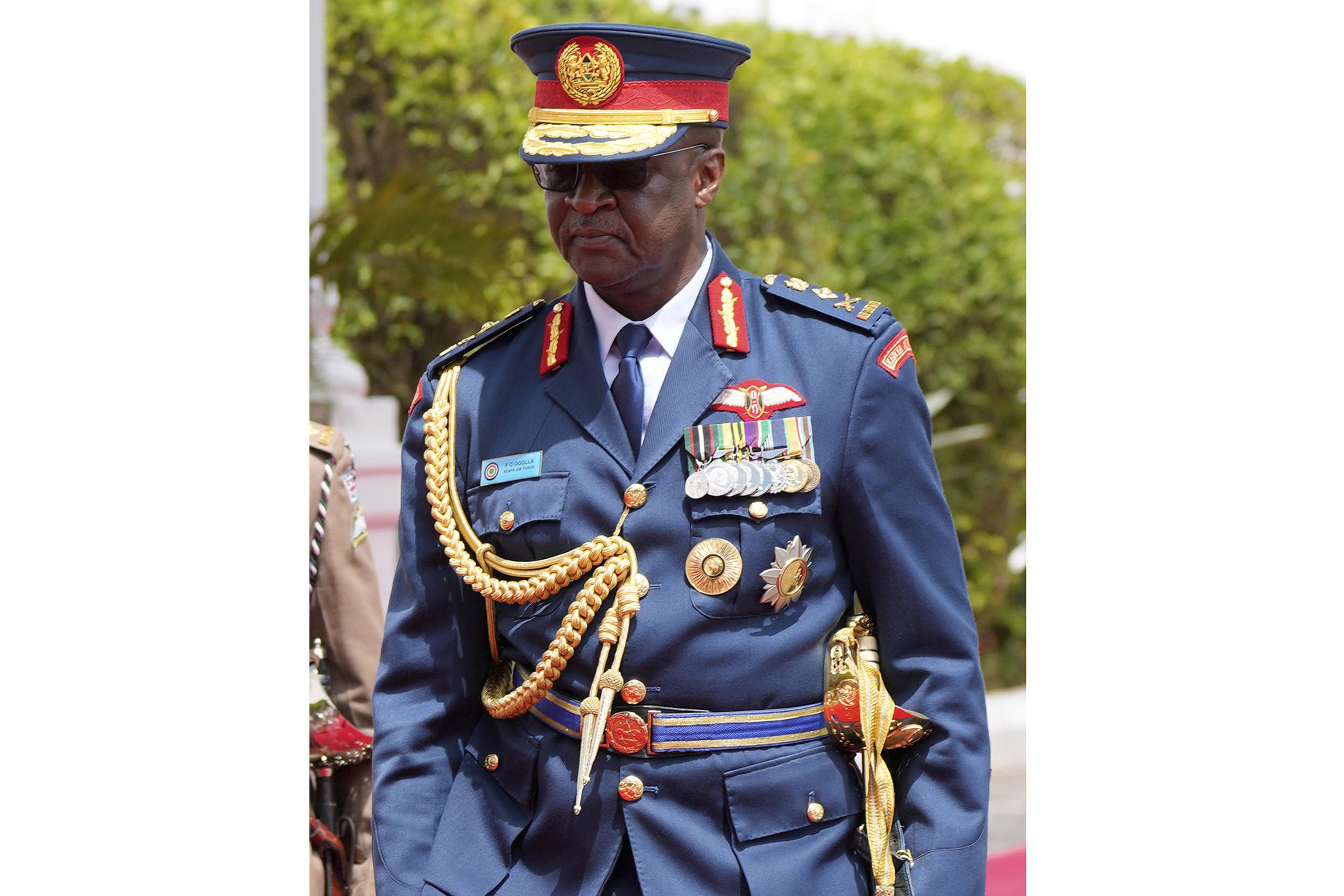 El jefe de las fuerzas militares de Kenia, el general Francis Ogolla, acude uniformado al Senado en Nairobi, Kenia, el 14 de noviembre de 2023. (AP Foto/Brian Inganga, archivo)