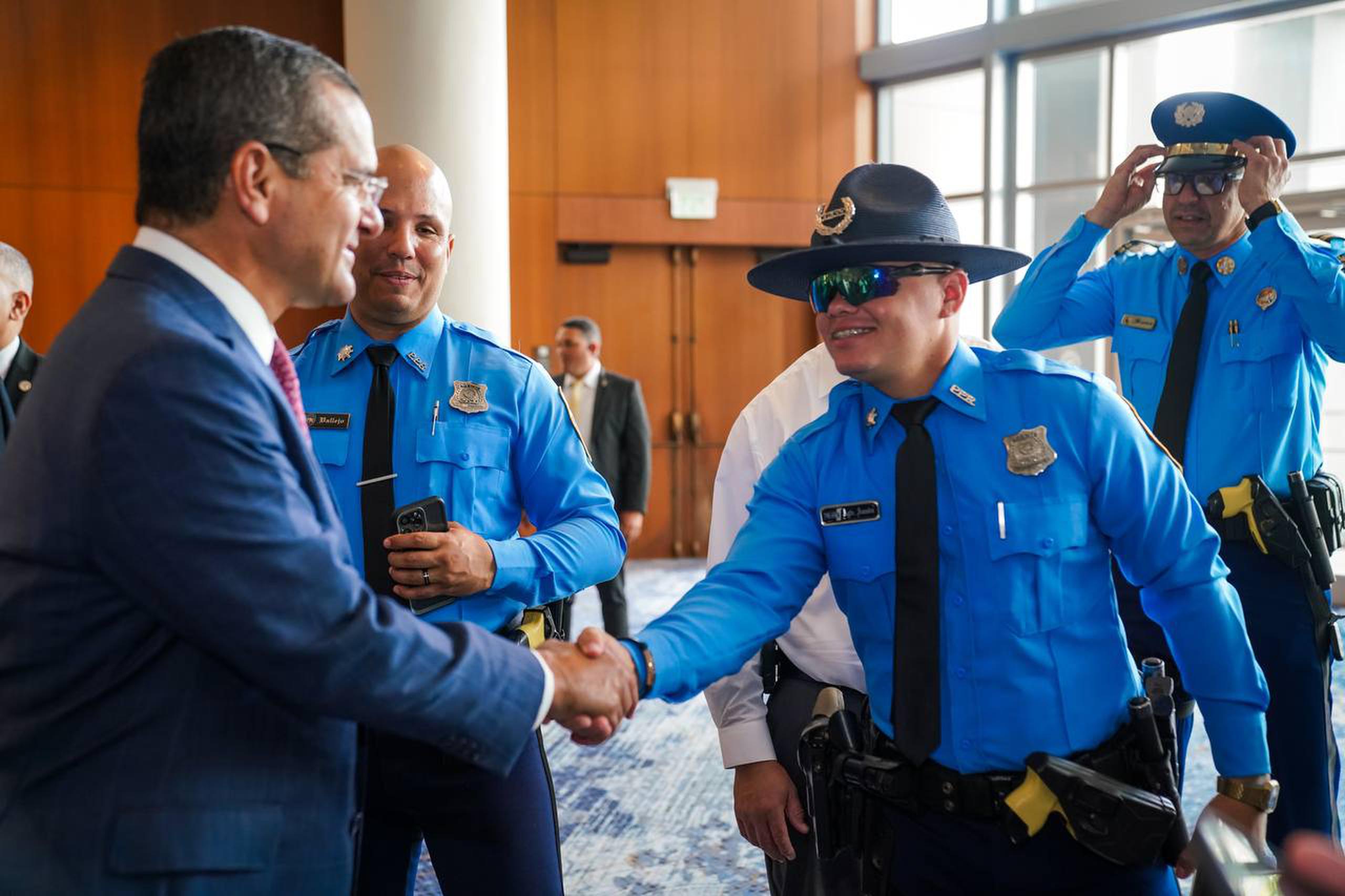 El gobernador Pedro Pierluisi, compartió con los agentes galardonados durante la ceremonia de Valores del Año del Negociado de la Policía de Puerto Rico.