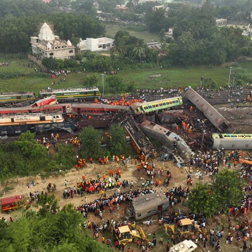 Tragedia en India: trenes se descarrilan y provocan la muerte de más de 200 personas 