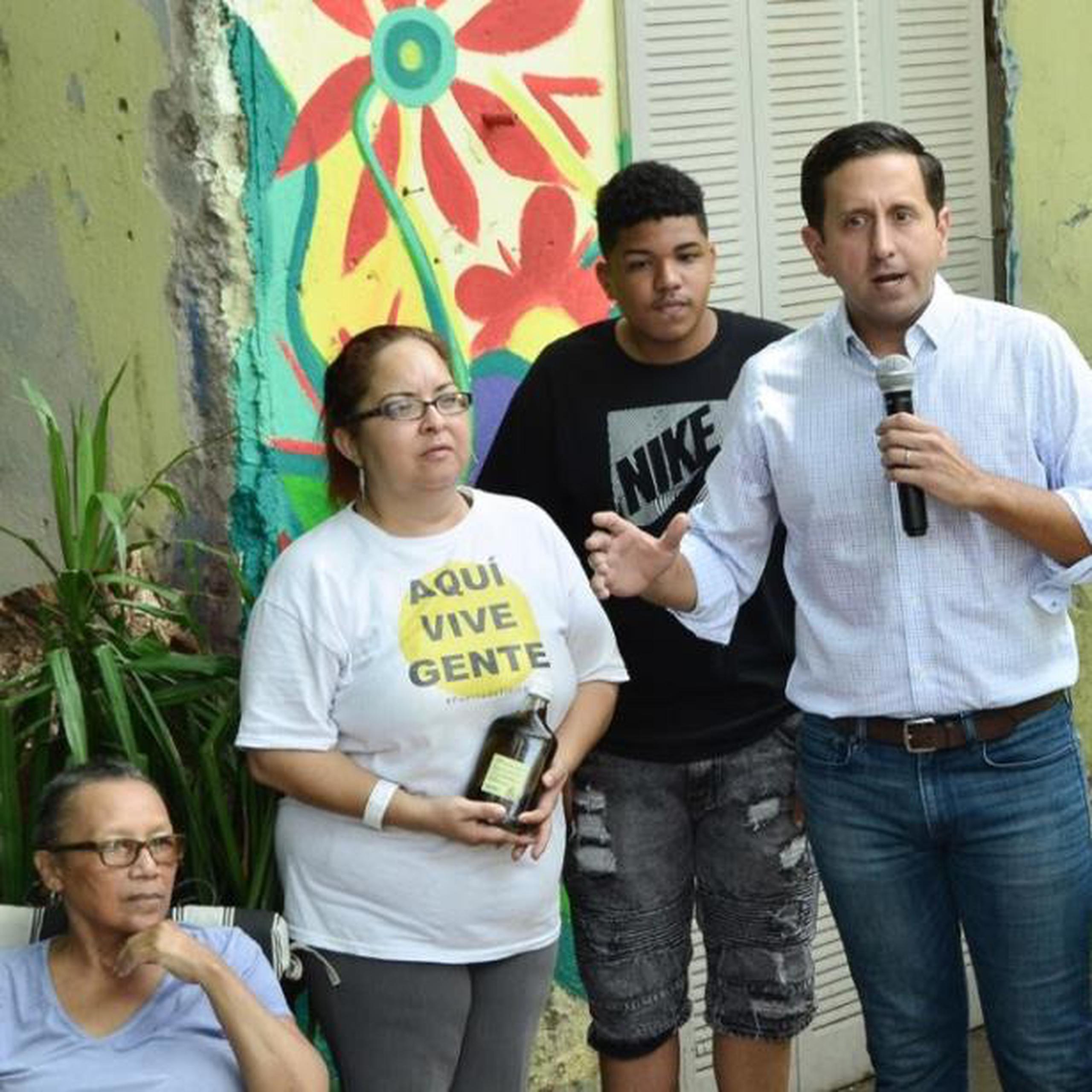 Valdés presentó el proyecto acompañado de líderes comunitarios, precisamente, en un espacio rescatado por la comunidad y convertido ahora en la Plaza Vivero de Puerta de Tierra. (Suministrada)