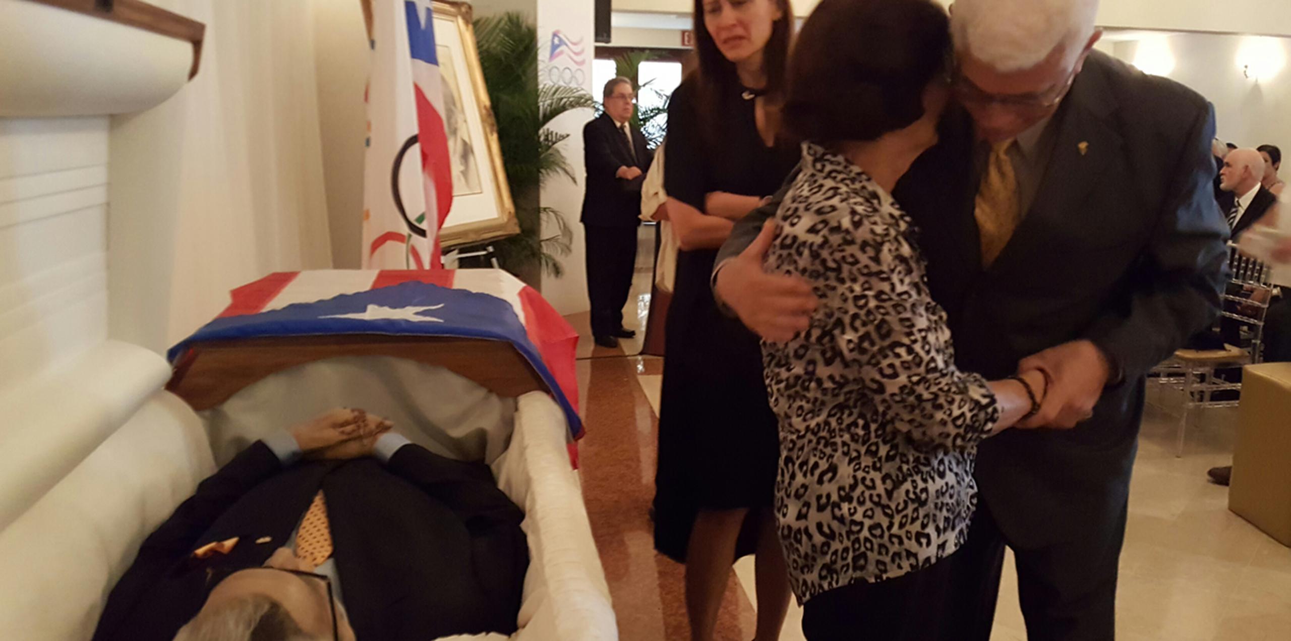 Miembros del Copur, encabezados por la actual presidenta Sara Rosario, recibieron el féretro.  (tony.zayas@gfrmedia.com)