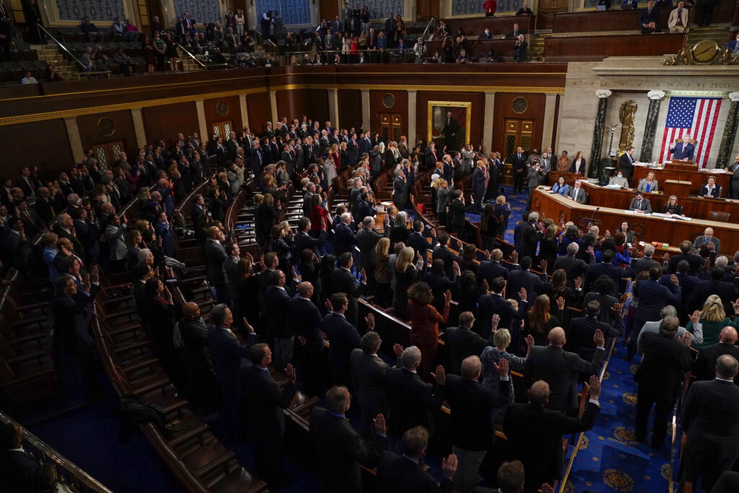 Kevin McCarthy, presidente de la Cámara de Representantes, toma juramento a los miembros del Congreso 118 el pasado sábado.