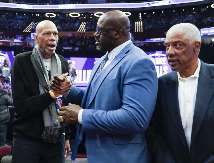 Jabbar -izquierda- saluda a otros grandes, Shaquille O'Neal y Julius Erving.