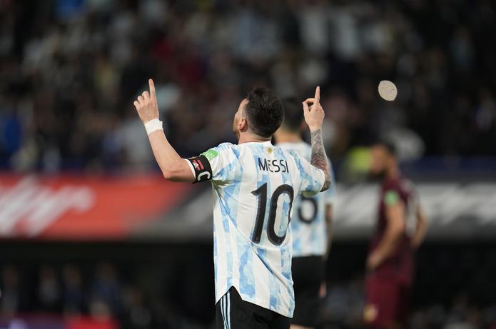 Lionel Messi celebra el tercer gol de Argentina ante Venezuela en el partido de clasificación para la Copa Mundial FIFA.