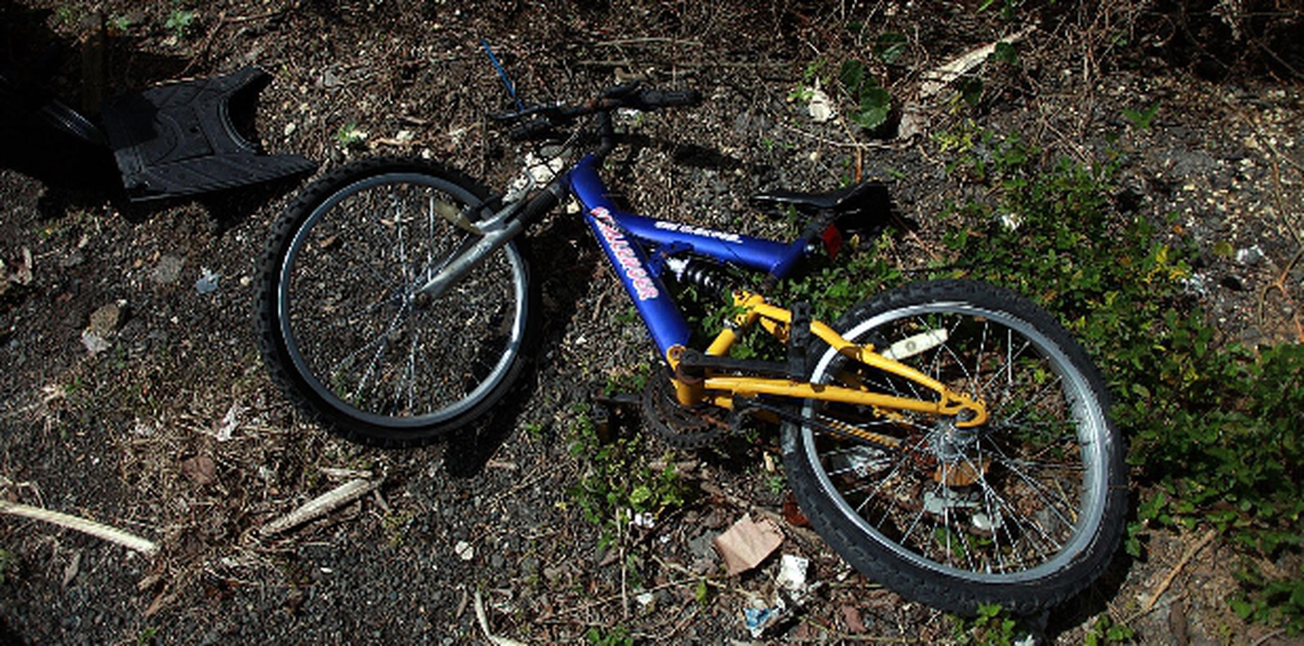 La bicicleta que usaba  Gregorio en el momento en que fue impactado por un conductor que escapó del lugar. (Para Primera Hora / Olimpo Ramos)