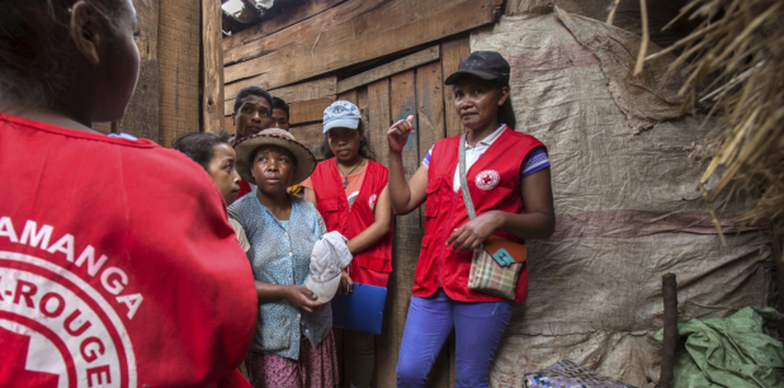 Voluntarios de la Cruz Roja hablan con pobladores acerca del brote de peste que ha desatado una ola de pánico en Madagascar. (AP/Alexander Joe)
