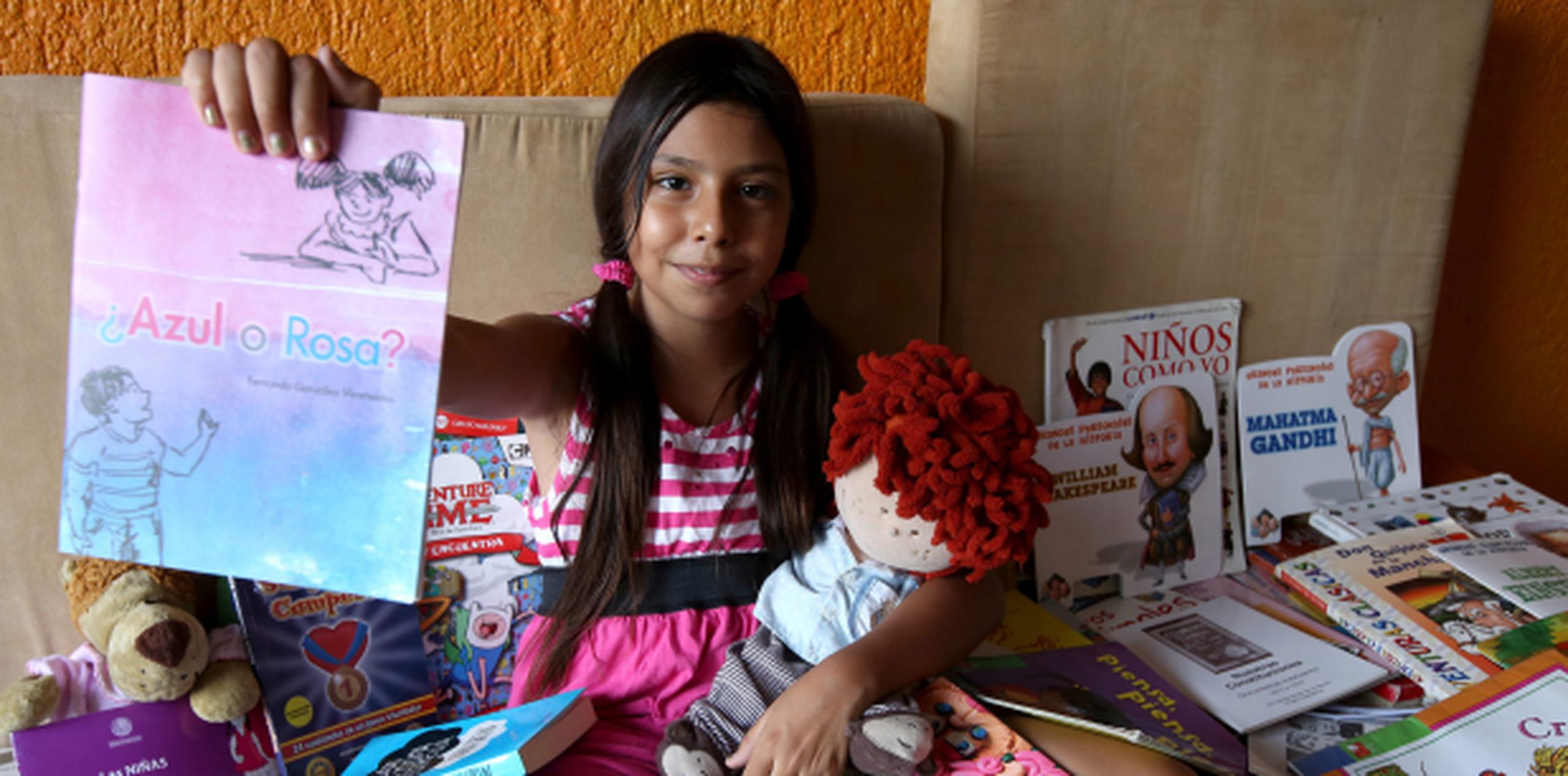 A los ocho años, Fernanda González escribió "¿Azul o rosa?", un libro por el que está nominada a un premio internacional y que la ha llevado a dar charlas a escuelas y universidades, incluso ante diputados. (EFE)