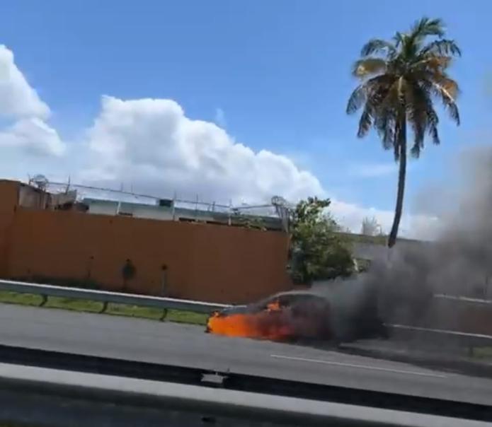 Imagen del auto incendiándose en la avenida Baldorioty de Castro.