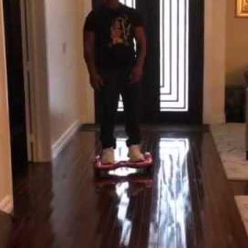 Mike Tyson se cae de una hoverboard
