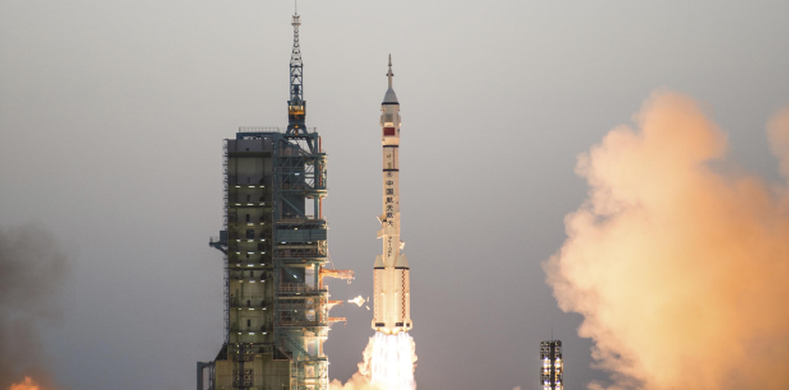 Con dos astronautas a bordo, la Shenzhou-11 partió este lunes desde la base de lanzamientos de Jiuquan (norte), en el desierto de Gobi. (AP)