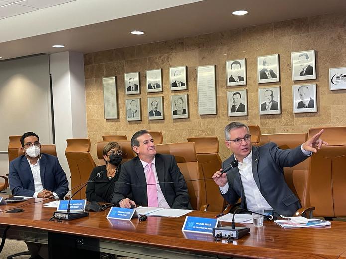 A la derecha, Manuel Reyes, vicepresidente ejecutivo de MIDA, junto a Richard Valdés, presidente del Comité de Radiografía, en la presentación de los hallazgos del estudio de los consumidores.