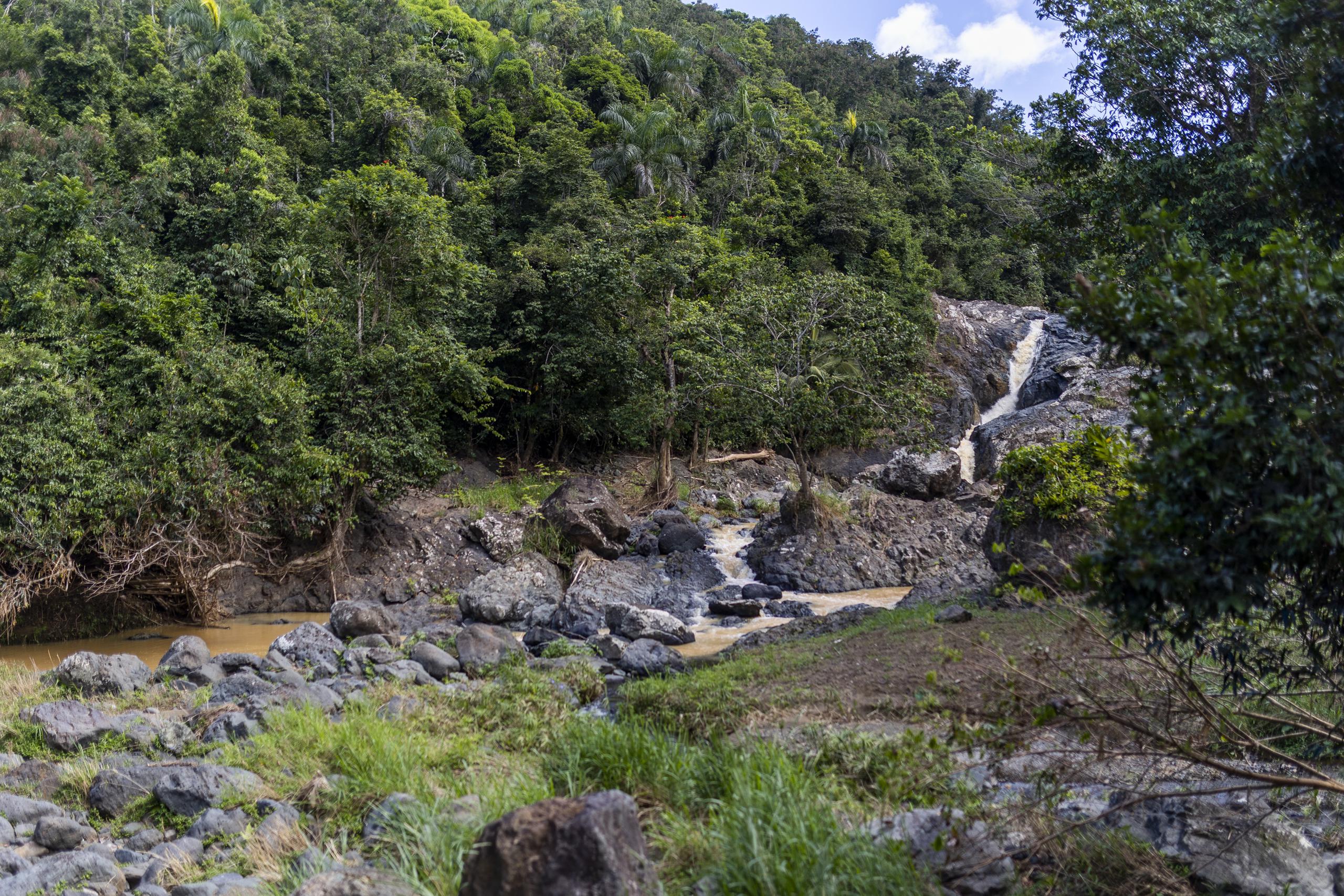 6 noviembre 2022. Hacienda Cascada, Aguas Buenas

Hacienda Cascada en Aguas Buenas, tiene una cascada que brota entre las piedras.