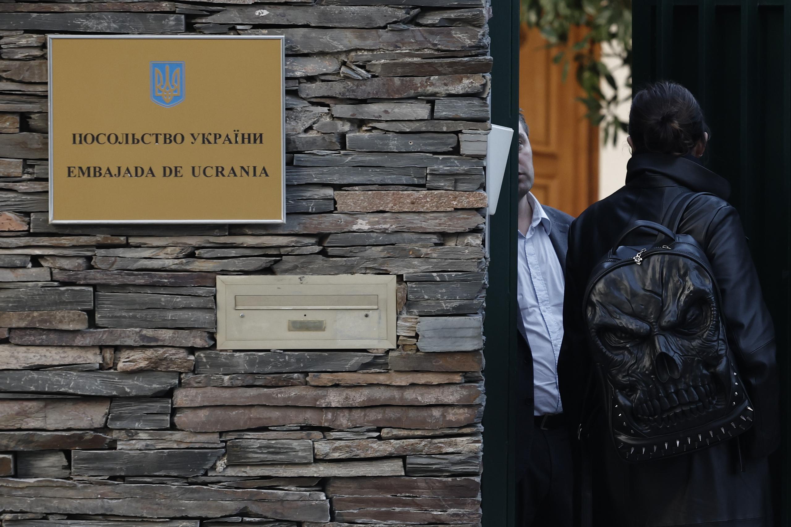 Vista del exterior de la Embajada de Ucrania en Madrid este pasado viernes, cuando llegó un primer paquete sospechoso con ojos de animales. (EFE/Sergio Perez)