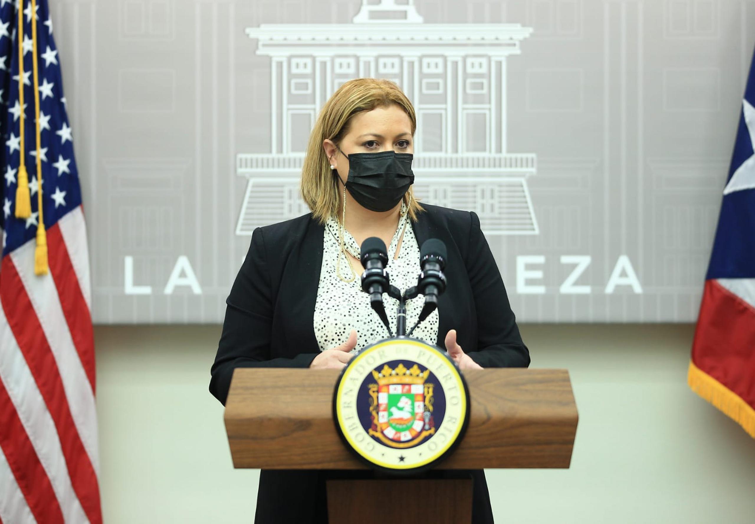 La secretaria designada de Educación, Elba Aponte, durante la conferencia de prensa en La Fortaleza.