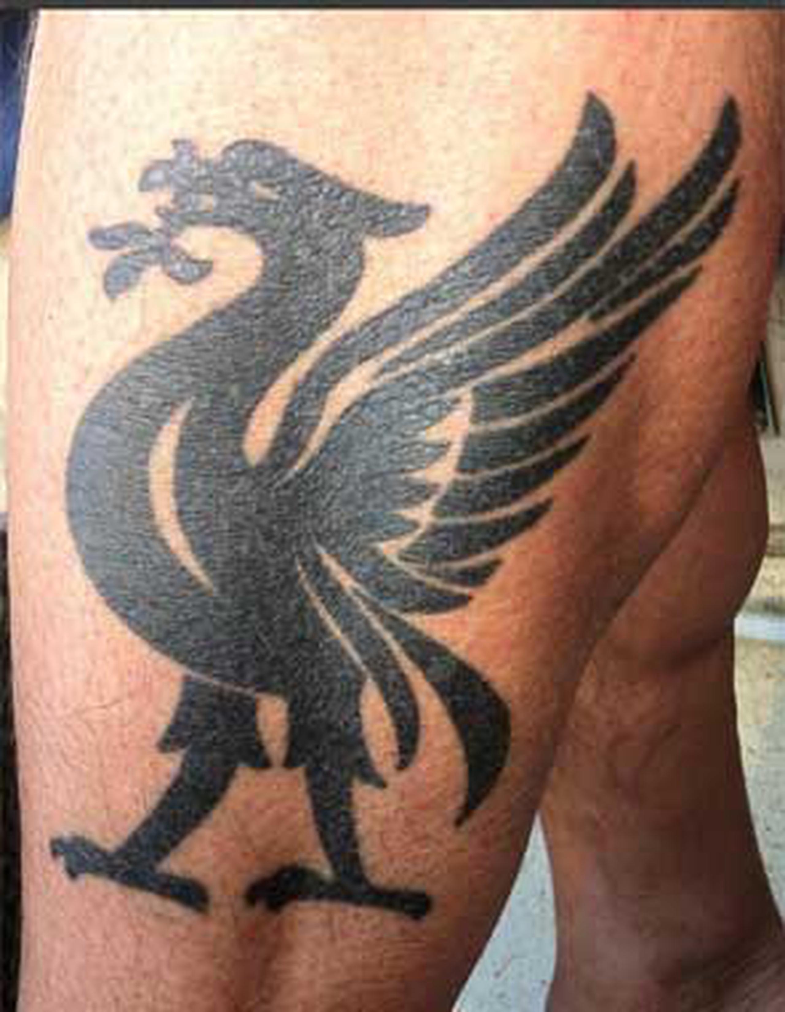 Lars Ohly, ex dirigente del Partido Sueco de la Izquierda, dejó ver sus genitales mientras mostraba otro ángulo de su tatuaje de la mascota del equipo de fútbol Liverpool .  (Twitter/Lars Ohly)