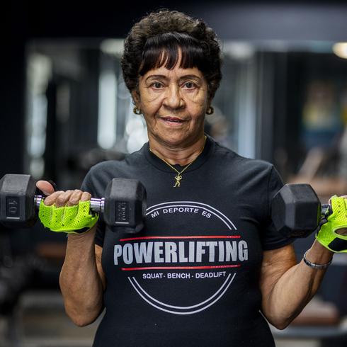 Mujer de 73 años de Mayagüez es una dura de las pesas