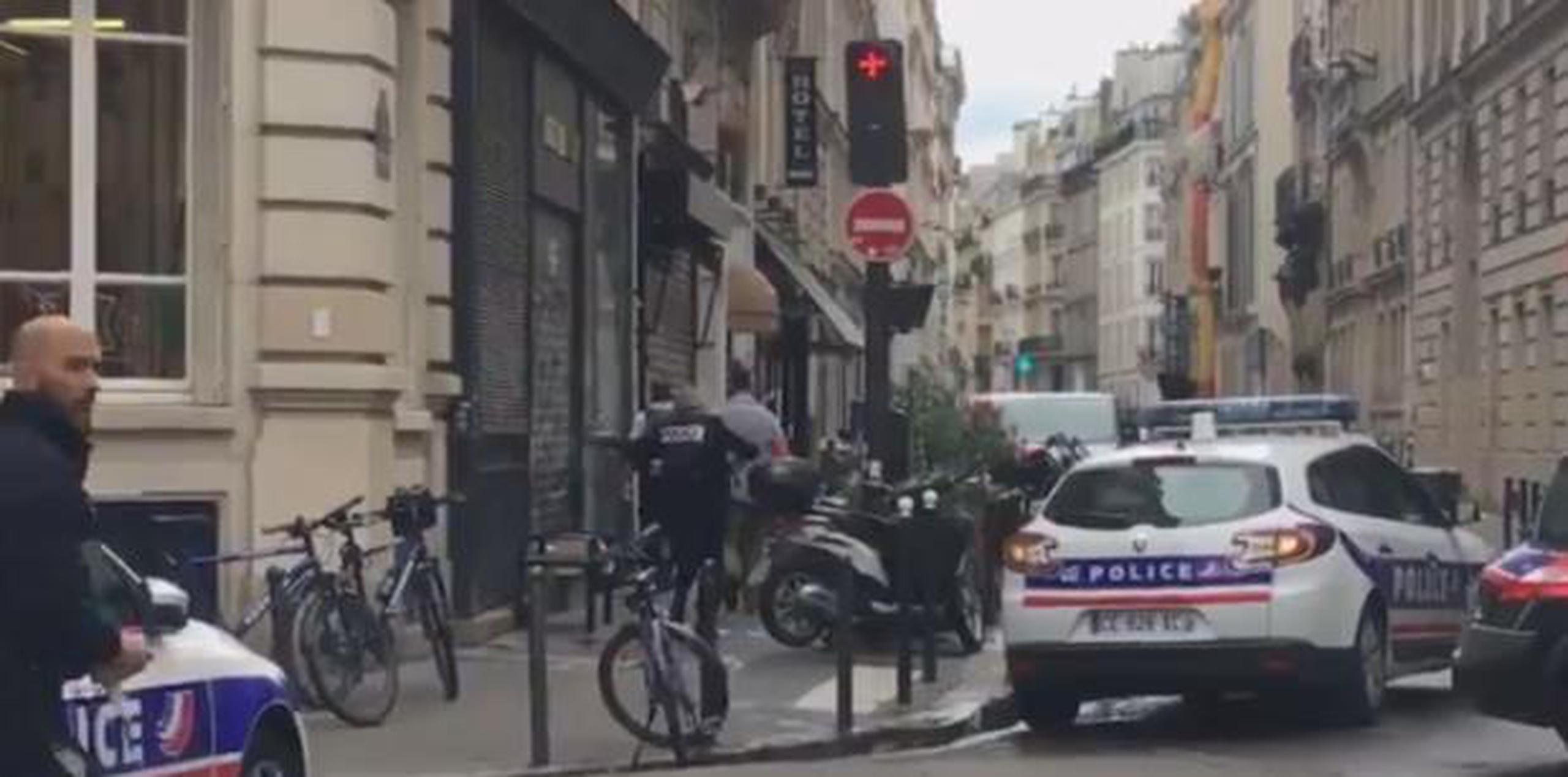 Fotos y vídeos publicados en las redes sociales muestras a las autoridades en las afueras de un edificio de la calle Paris's Petites Ecuries. (Captura)
