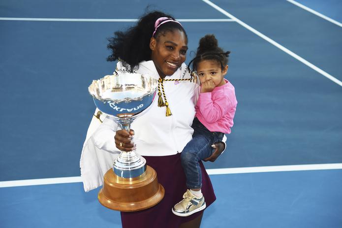 Serena Williams sostiene con un brazo a su hija Alexis Olympia Ohanian Jr., y con el otro la copa de campeona del ASB Classic en Auckland, Nueva Zelanda, 12 de junio de 2020.
