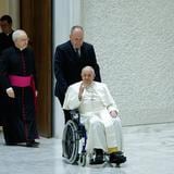 Papa Francisco es trasladado a un hospital