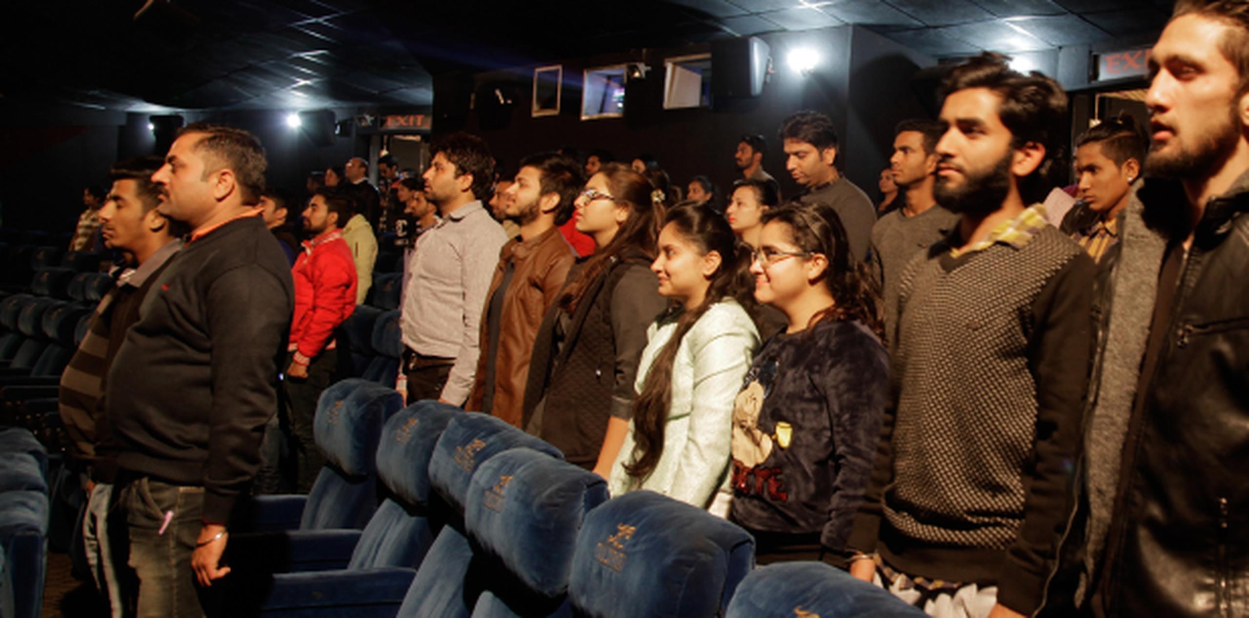 El público de un cine en Jammu se pone de mientras suena el himno antes de la proyección de la película de turno. (AP/Channi Anand)

