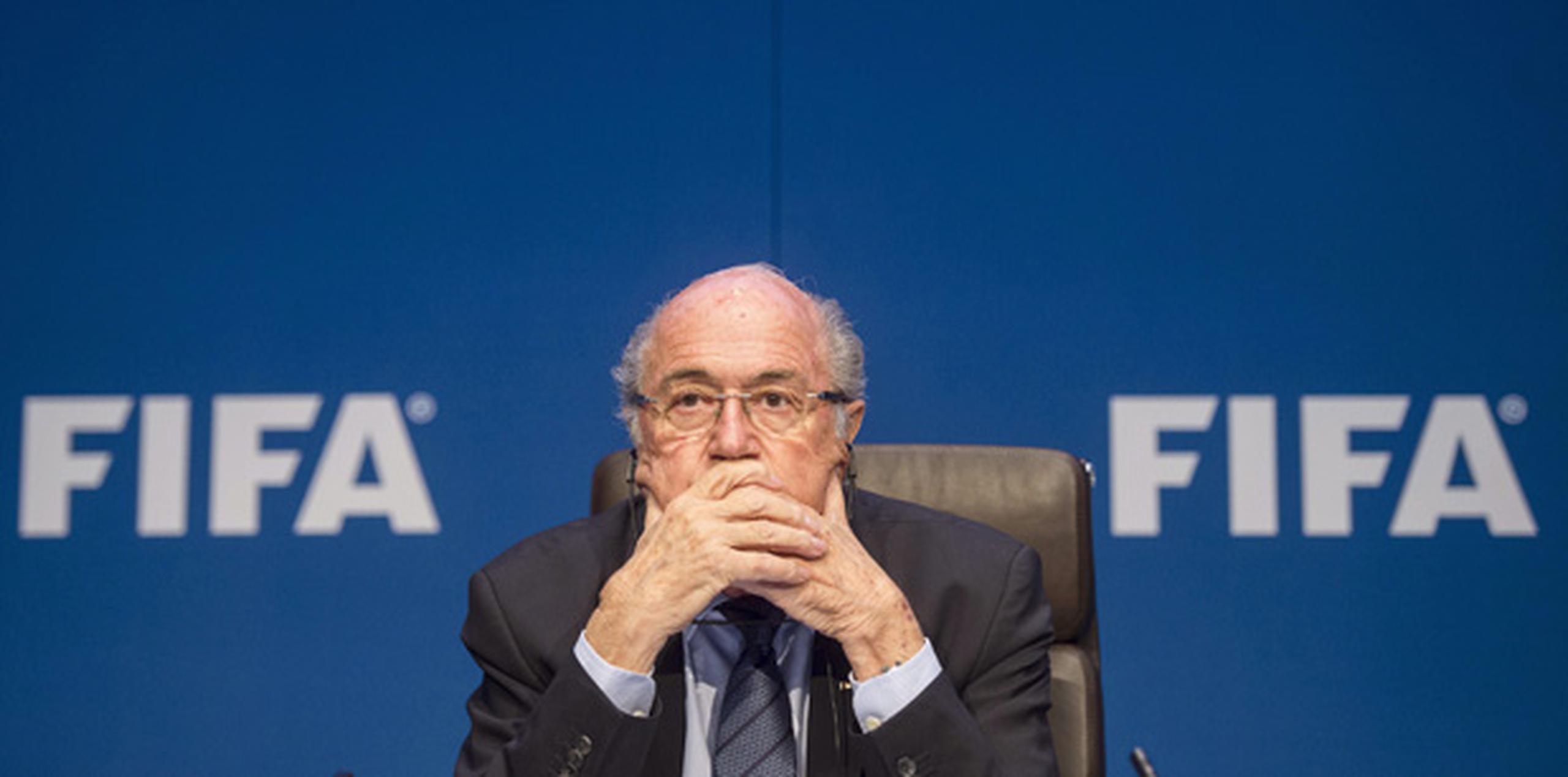 La mayoría de los mejores clubes del mundo, las economías más vigorosas y las audiencias más lucrativas de la televisión están en países que no quieren ver más a Blatter. (EFE)