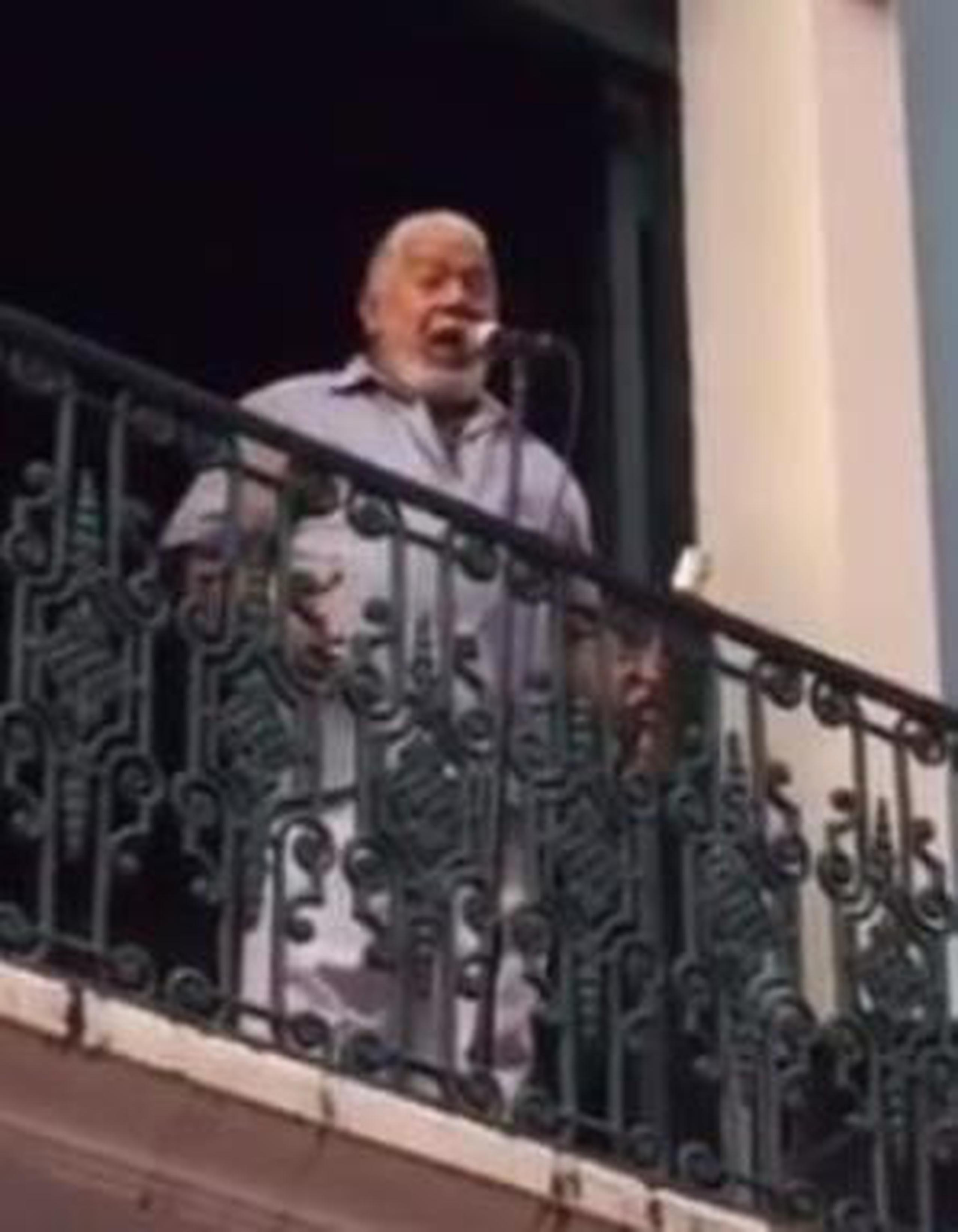Decenas respondieron al llamado del cantante y amanecieron en el Viejo San Juan para escucharlo interpretar varios temas. (Captura de vídeo)
