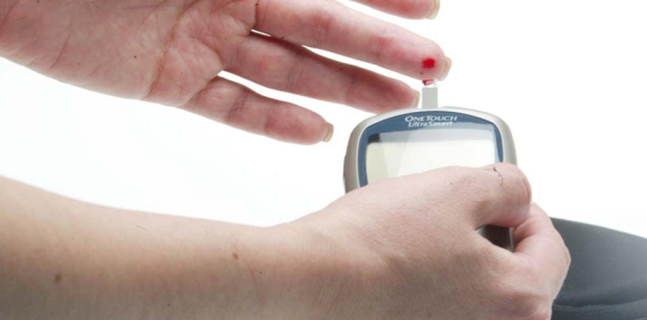 Para prevenir y controlar la diabetes es importante que las personas visiten a su médico regularmente y que se realicen pruebas para monitorear los niveles de glucosa en la sangre. (Archivo)