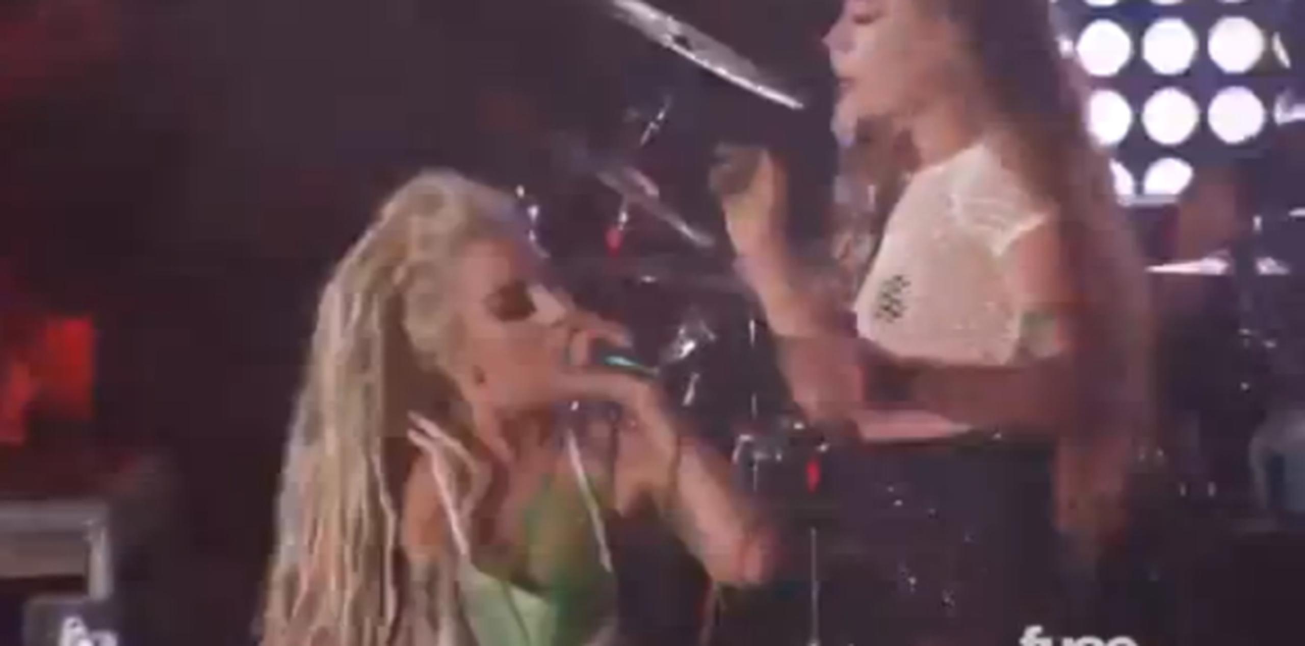 Se acerca a Lady Gaga y con los dedos se provoca el vómito sobre la cantante, expulsando un líquido verde. (You Tube)