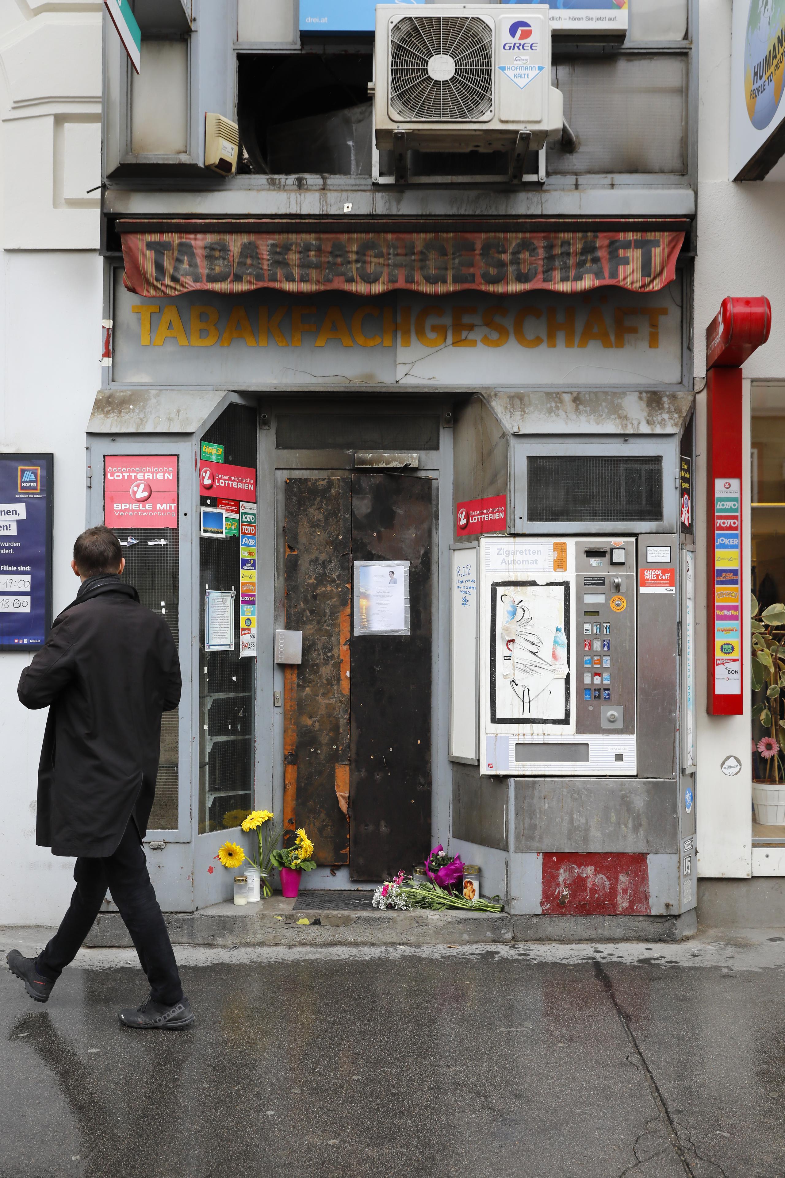 Frente de la tabaquería de una mujer asesinada por su antigua pareja, que le roció gasolina y le prendió fuego en Viena.