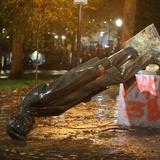 Tumban estatuas en protestas  del “Día de Colón” en Portland