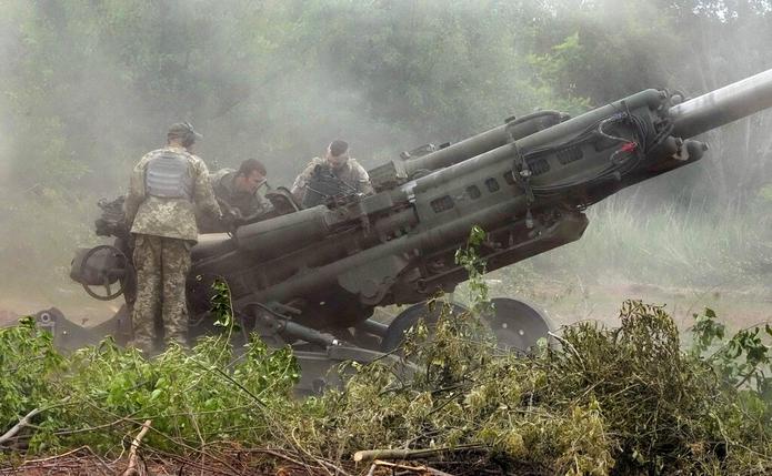 Soldados ucranianos se preparan para disparar desde un obús M-777 suministrado por Estados Unidos en la región de Donetsk, en el este de Ucrania, el 18 de junio de 2022.
