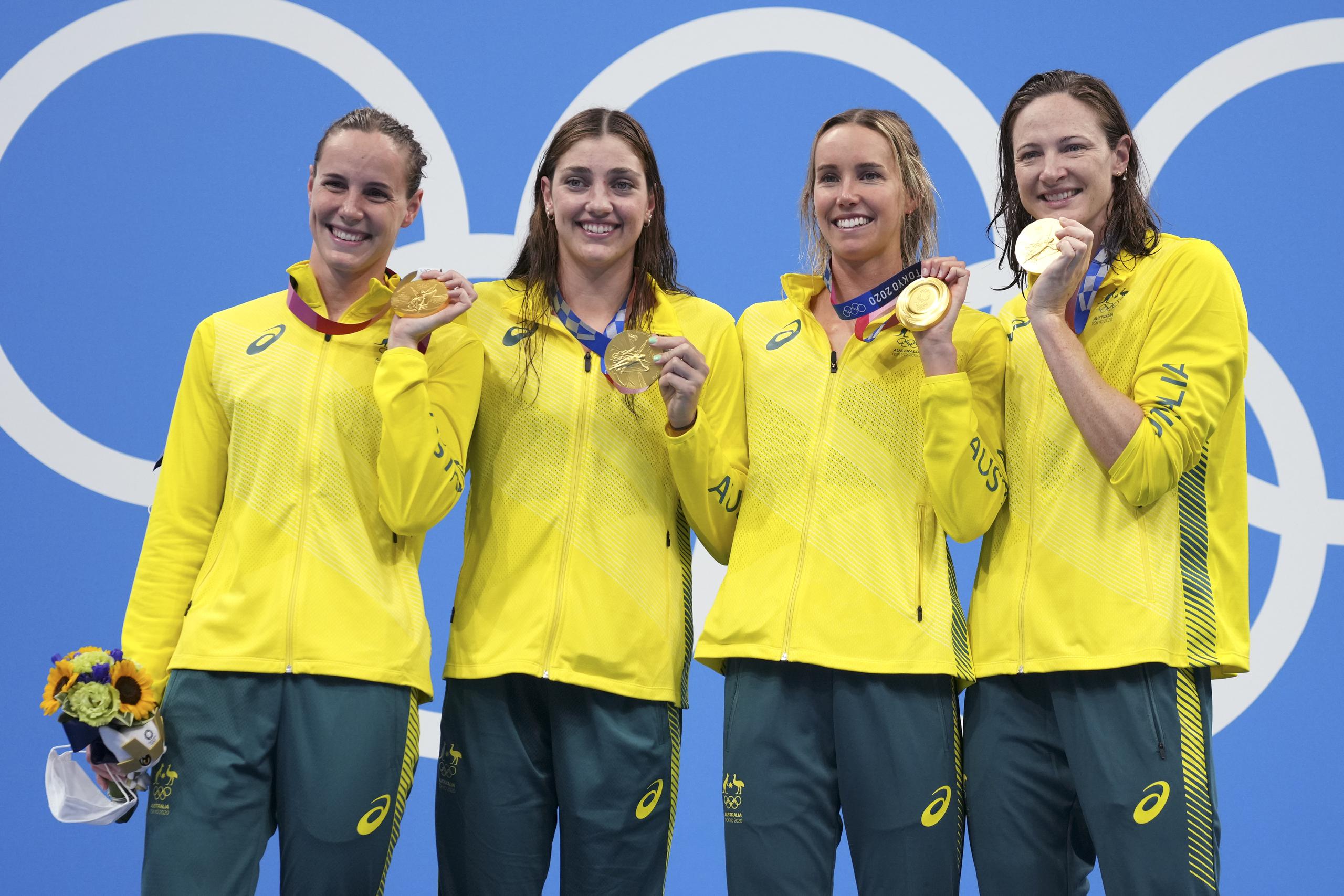El equipo femenino australiano del relevo 4X100 se llevó el oro, una de tres medallas en la piscina para Australia. Desde la izquierda, Meg Harris, Bronte Campbell, Emma McKeon y Cate Campbell.