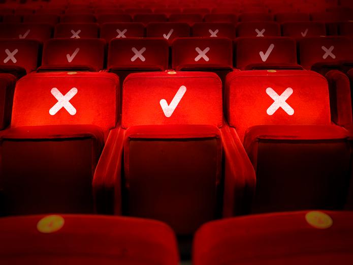 La orden ejecutiva, que estará en vigor del lunes 15 de marzo hasta el domingo 11 de abril, permite la apertura de las salas de teatro con un 30 % de capacidad.
