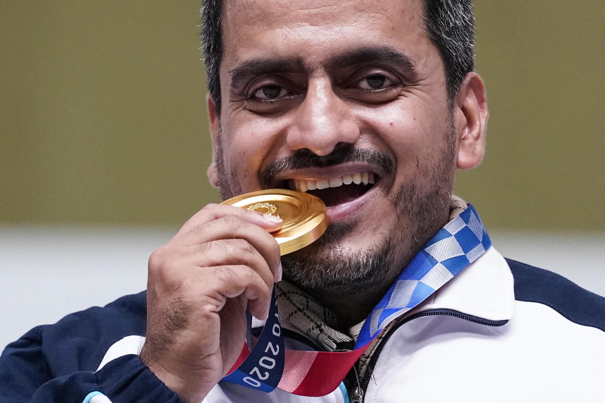 El iraní Javad Foroughi celebra su medalla de oro en la competencia de tiro con pistola de aire.
