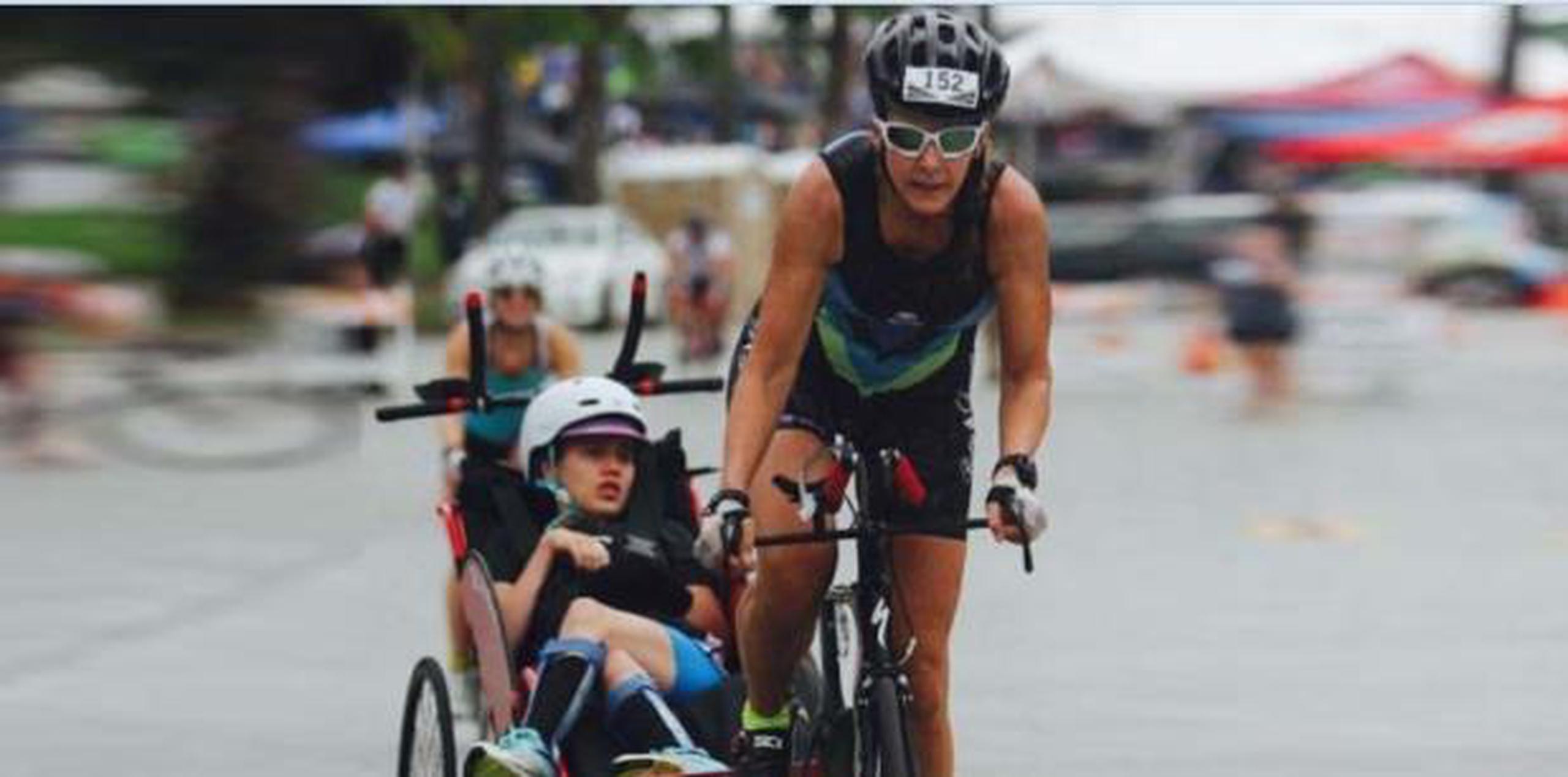 Beth no solo se propuso completar la meta de 155 millas arriba de una bicicleta, trotando y nadando, sino que además lo quiso hacer llevando en todo momento a su hija. (Captura)