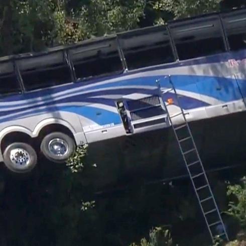 Autobús cae por un barranco en Nueva York: llevaba 45 niños abordo