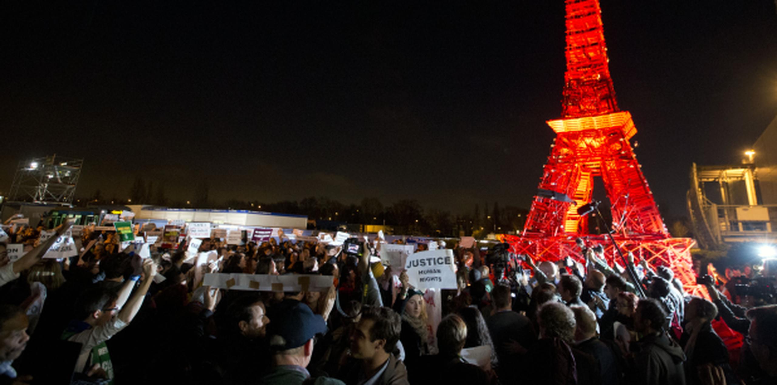 Una manifestación ayer frente a la torre Eiffel en la Cumbre de Cambio Climático (COP 21) en París, Francia. (AP)