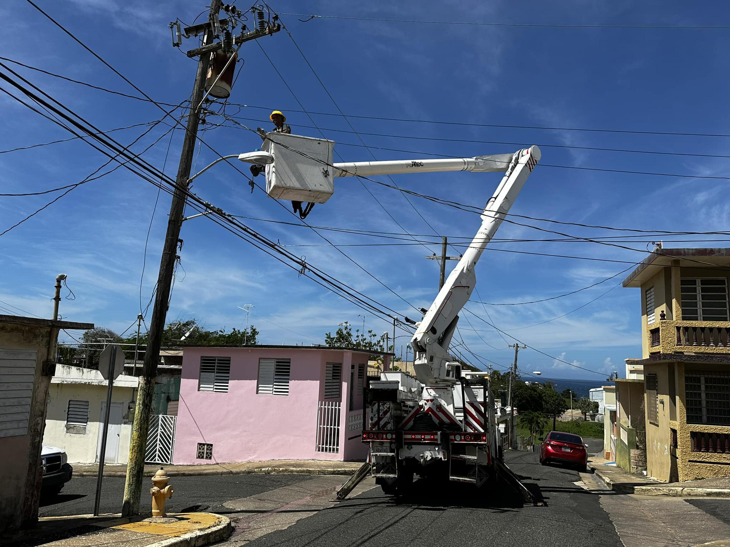 Varios municipios han decido activar sus propias brigadas para hacer trabajos de reparación al sistema eléctrico y devolver el servicio a sus ciudadanos.