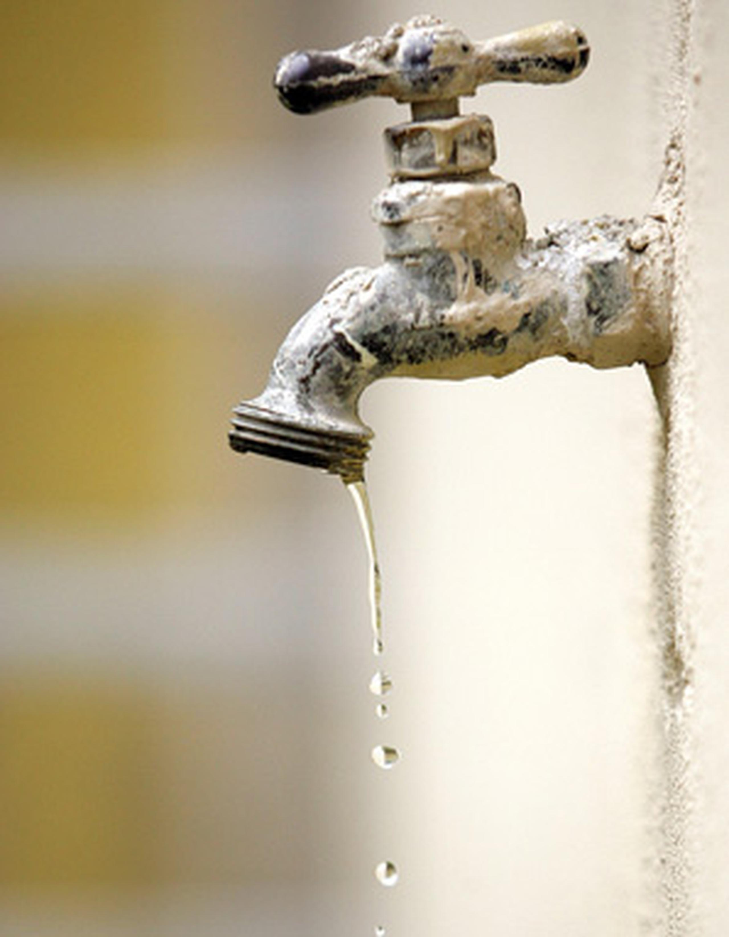 La AAA recomienda que al restablecerse el servicio se hierva el agua por espacio de  cinco minutos, si se va a utilizar para el consumo humano. (Archivo)