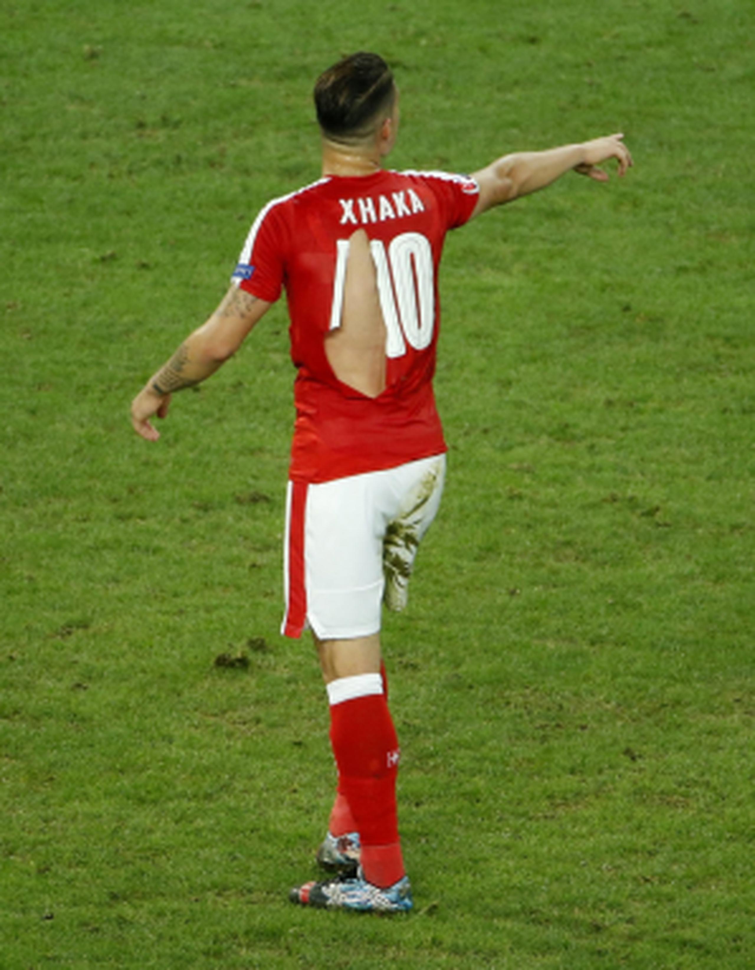 Granit Xhaka fue uno de los jugadores de la selección suiza que tuvo percances con su camiseta en el partido contra Francia. (EFE/EPA/SHAWN THEW)