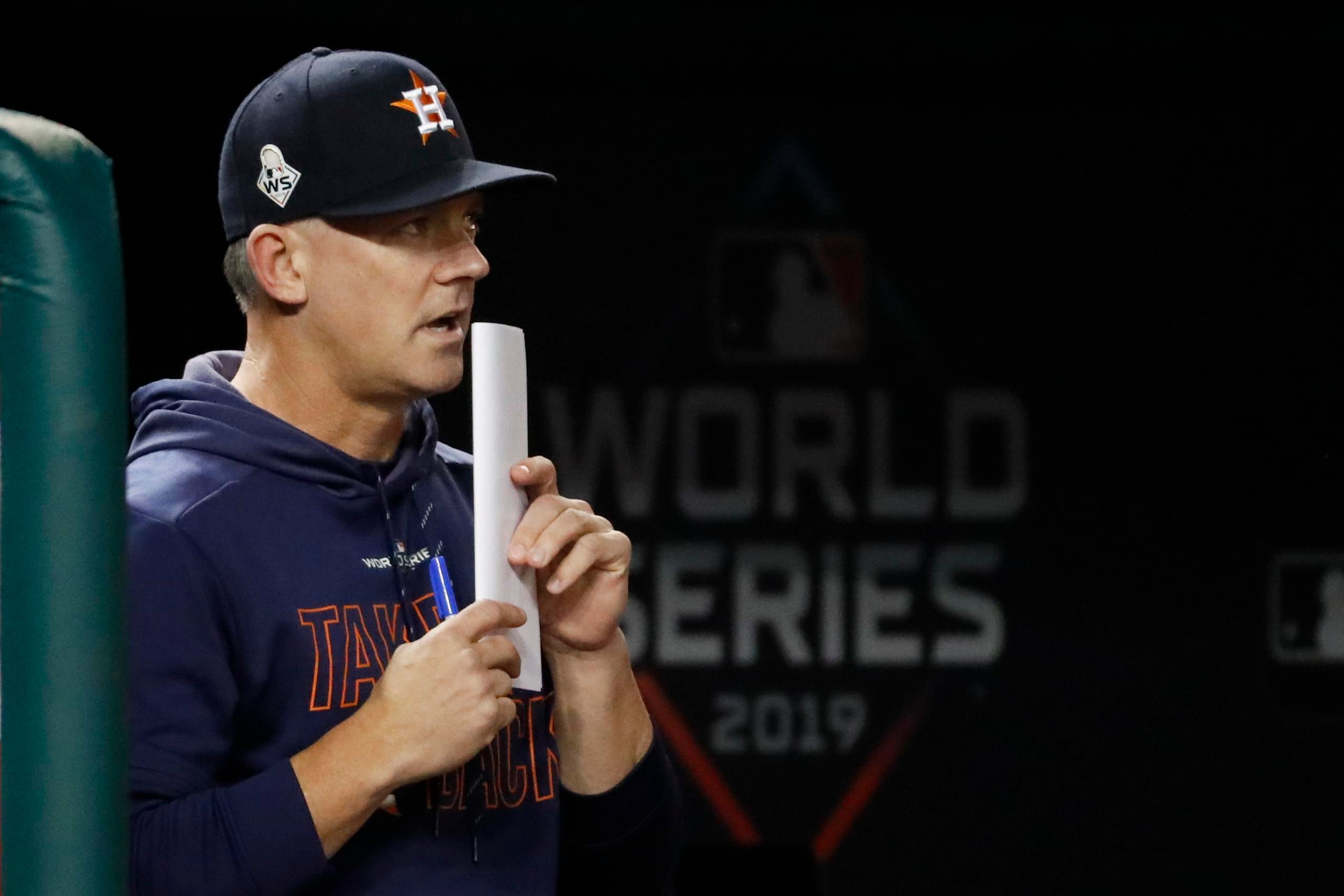 El exdirigente de los Astros A.J. Hinch está suspendido por la temporada 2020.