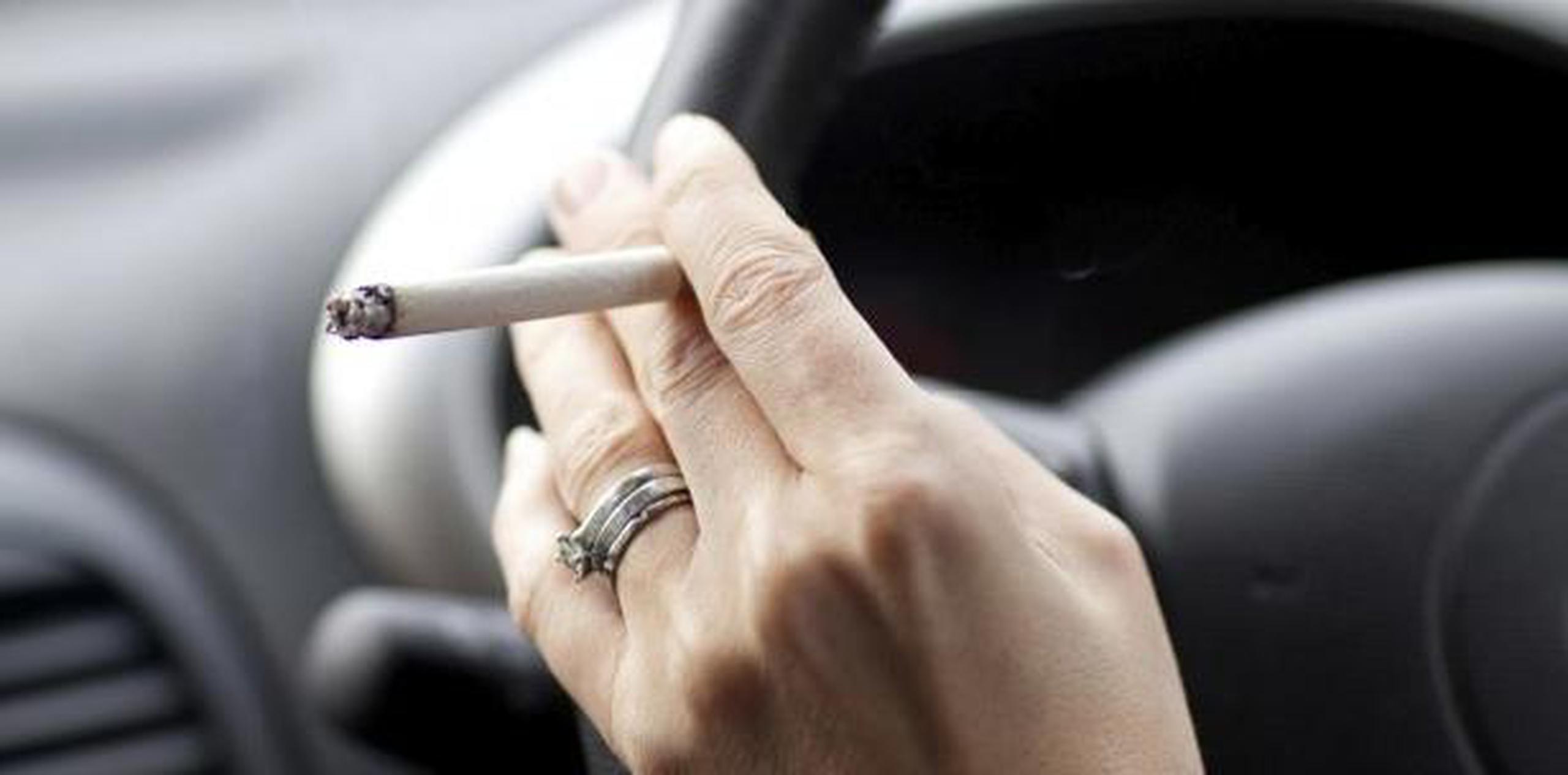 La nueva ley entrará en vigor el 1 de enero y desde ese día cualquiera que fume o permita que lo haga otra persona en un vehículo con menores a bordo podrá ser multado por la Policía irlandesa (Garda) con un mínimo de 100 euros. (Archivo)