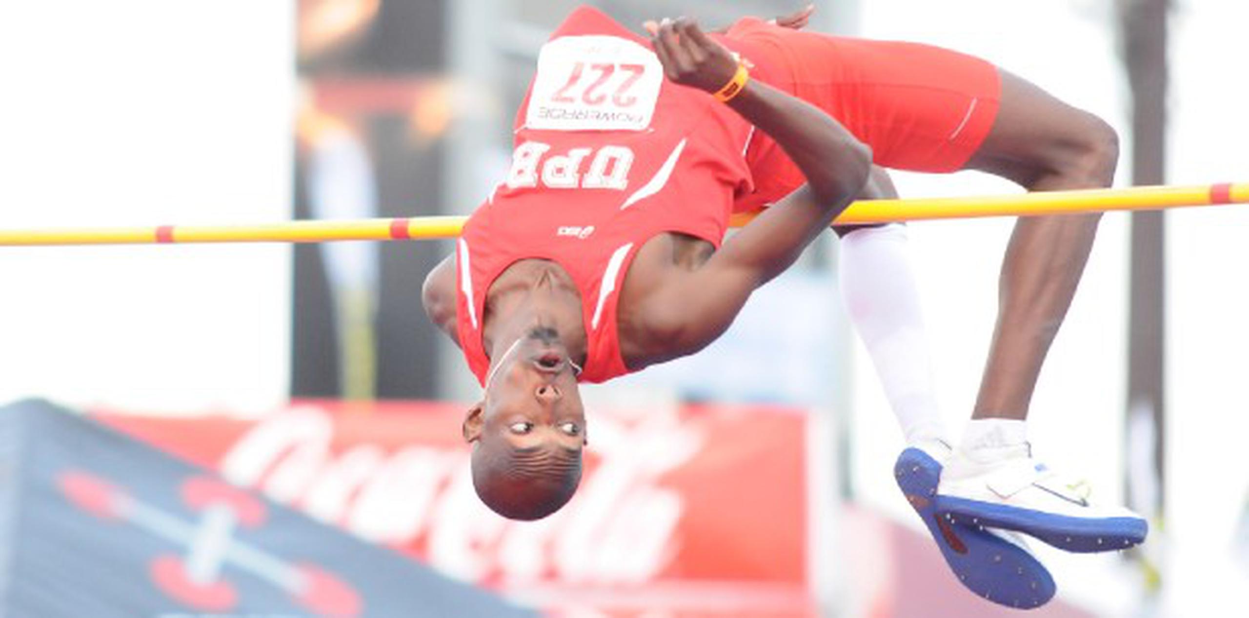 Luis Joel Castro salta sobre 2.20 metros para establecer la nueva marca de salto a lo alto en las Justas de Atletismo de la Liga Atlética Interuniversitaria. (Suministrada).