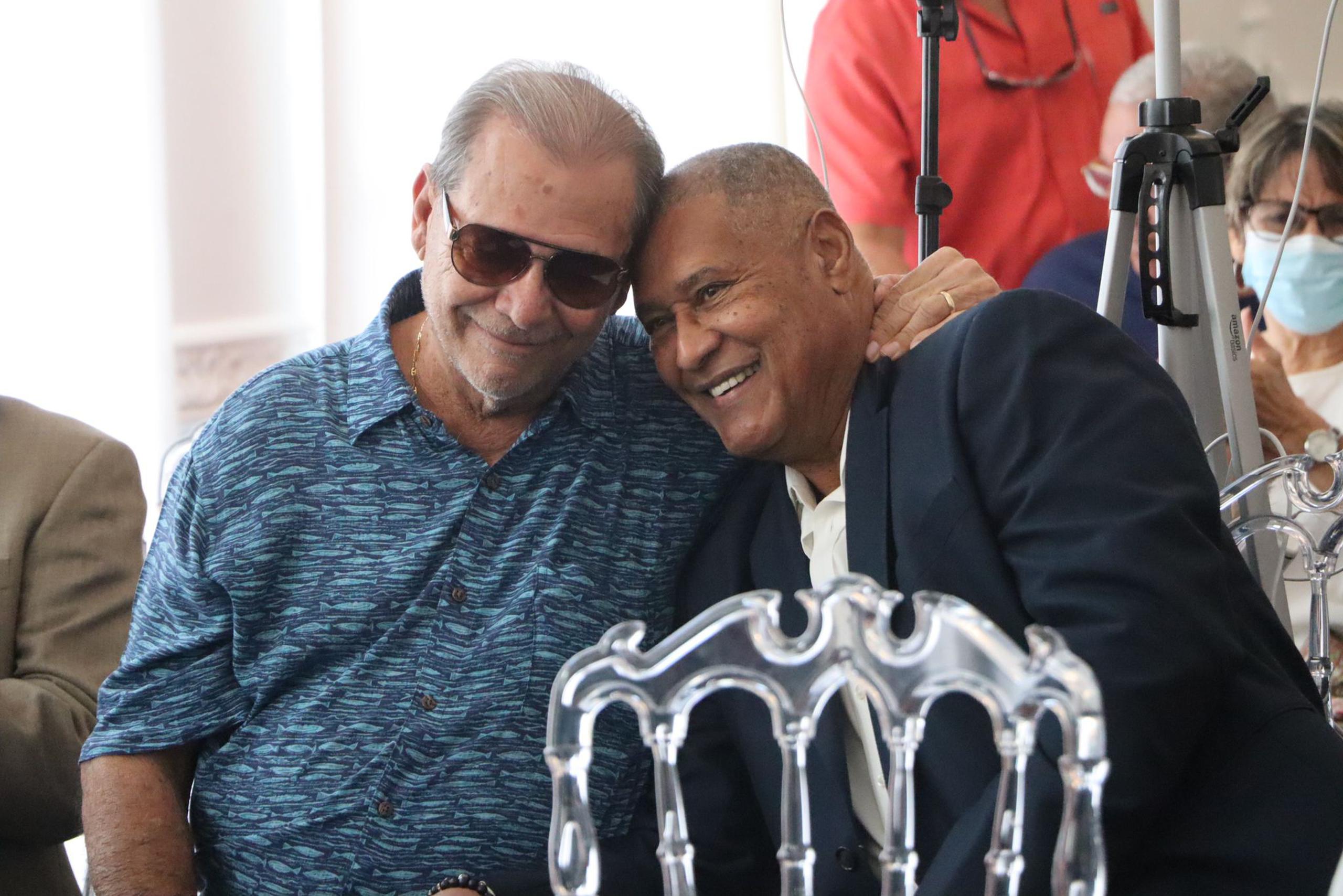 Mako Oliveras y Juan José 'Tití' Beníquez comparten la emoción de haber sido exaltados al Salón de la Fama del Béisbol Profesional Puertorriqueño durante el anuncio del miércoles en Ponce.