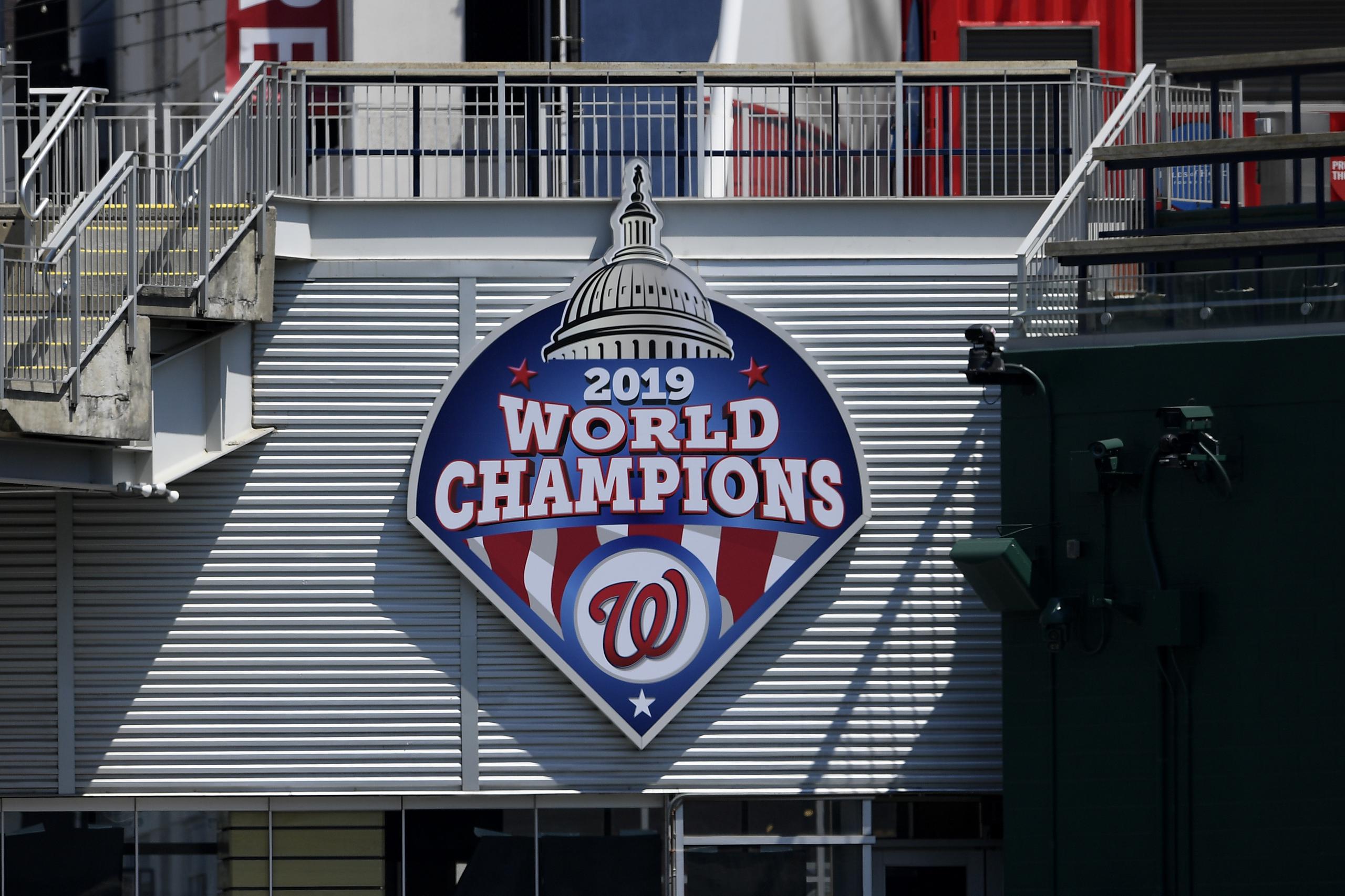 La foto del miércoles 22 de julio de 2020, muestra un emblema conmemorativo del título de la Serie Mundial obtenido en 2019 por los Nacionales de Washington, en su parque.
