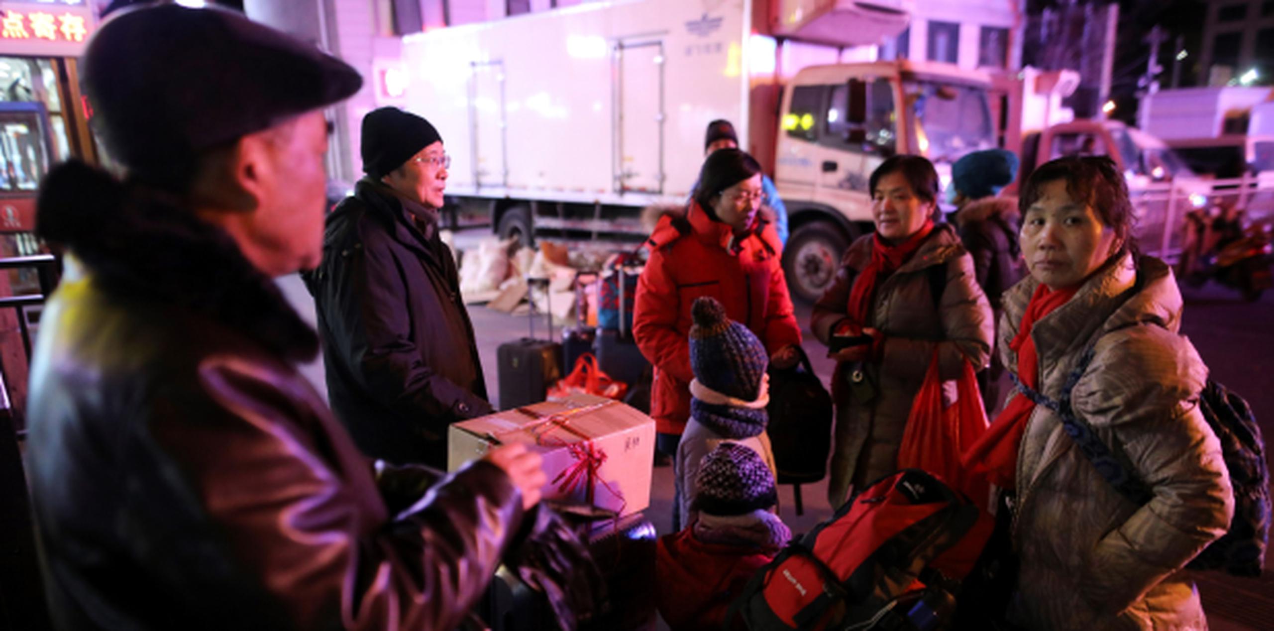Pasajeros llegan a la estación de Pekín para viajar a su casa con motivo del Año Nuevo Lunar. (EFE/ Wu Hong)