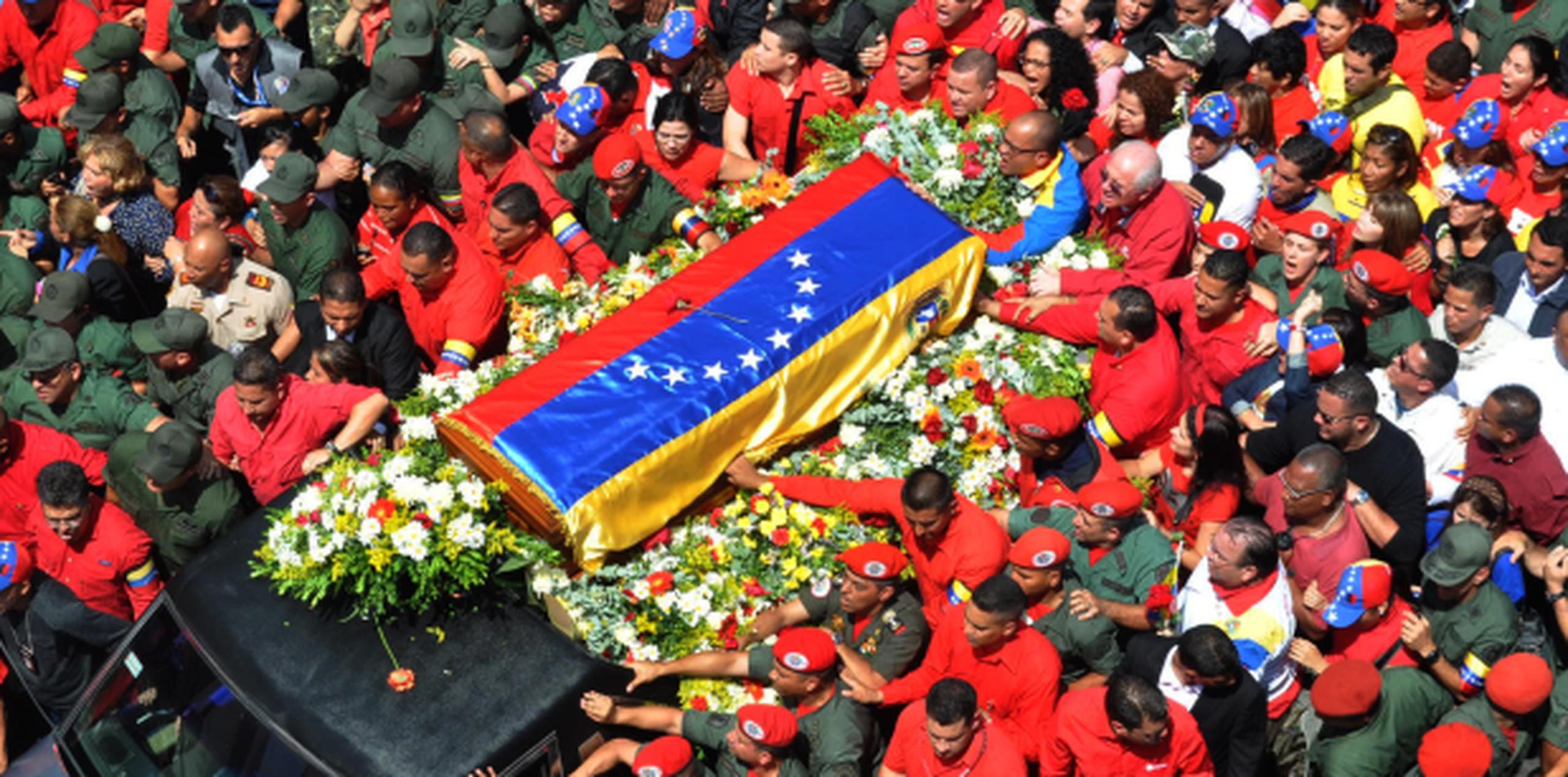El paso de simpatizantes de Chávez frente a su ataúd comenzó el miércoles por la noche y se extendió toda la noche y seguía esta mañana, según indicó la televisora oficial. (AFP)