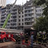 Misil impacta edificio residencial en Kiev