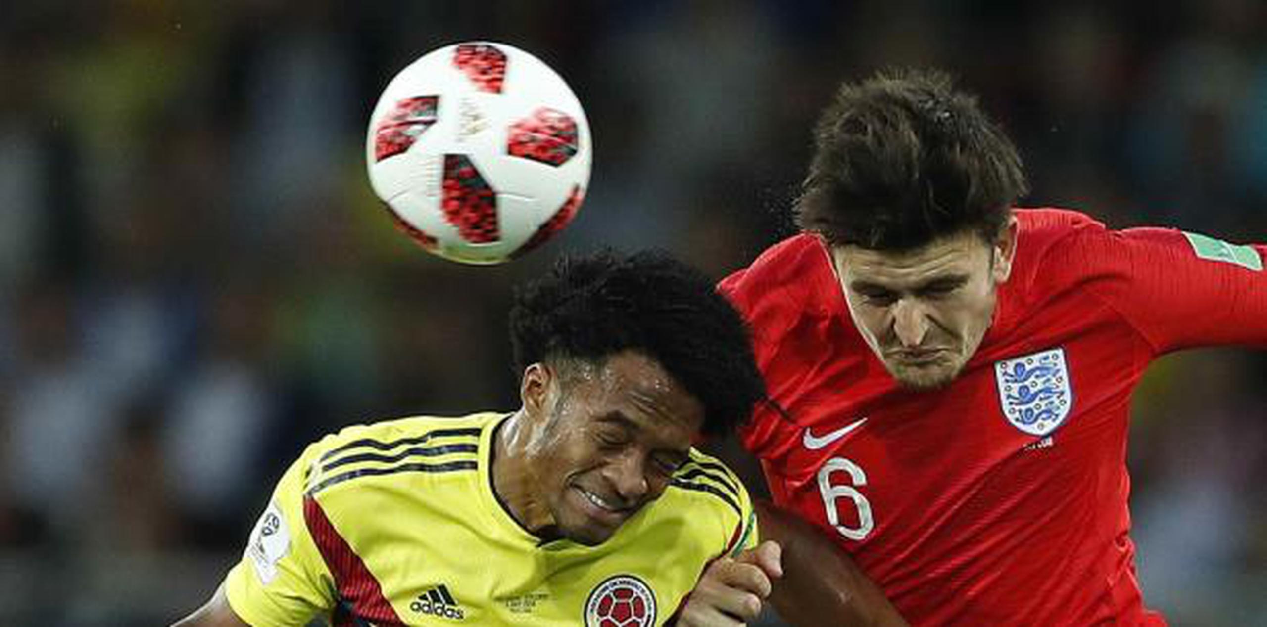 El colombiano Juan Guillermo Cuadrado (izquierda) y el inglés Harry Maguire disputan un balón en el partido de octavos de final del Mundial en el estadio Spartak de Moscú. (AP)